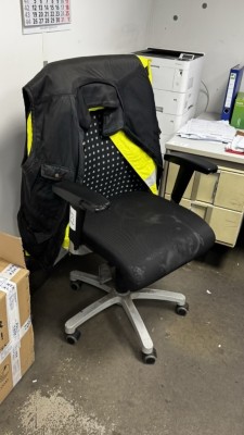 1 Drehstuhl mit Armlehnen